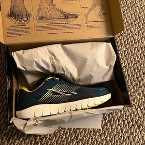 Mens Altra Provision 4 running shoe size 11.